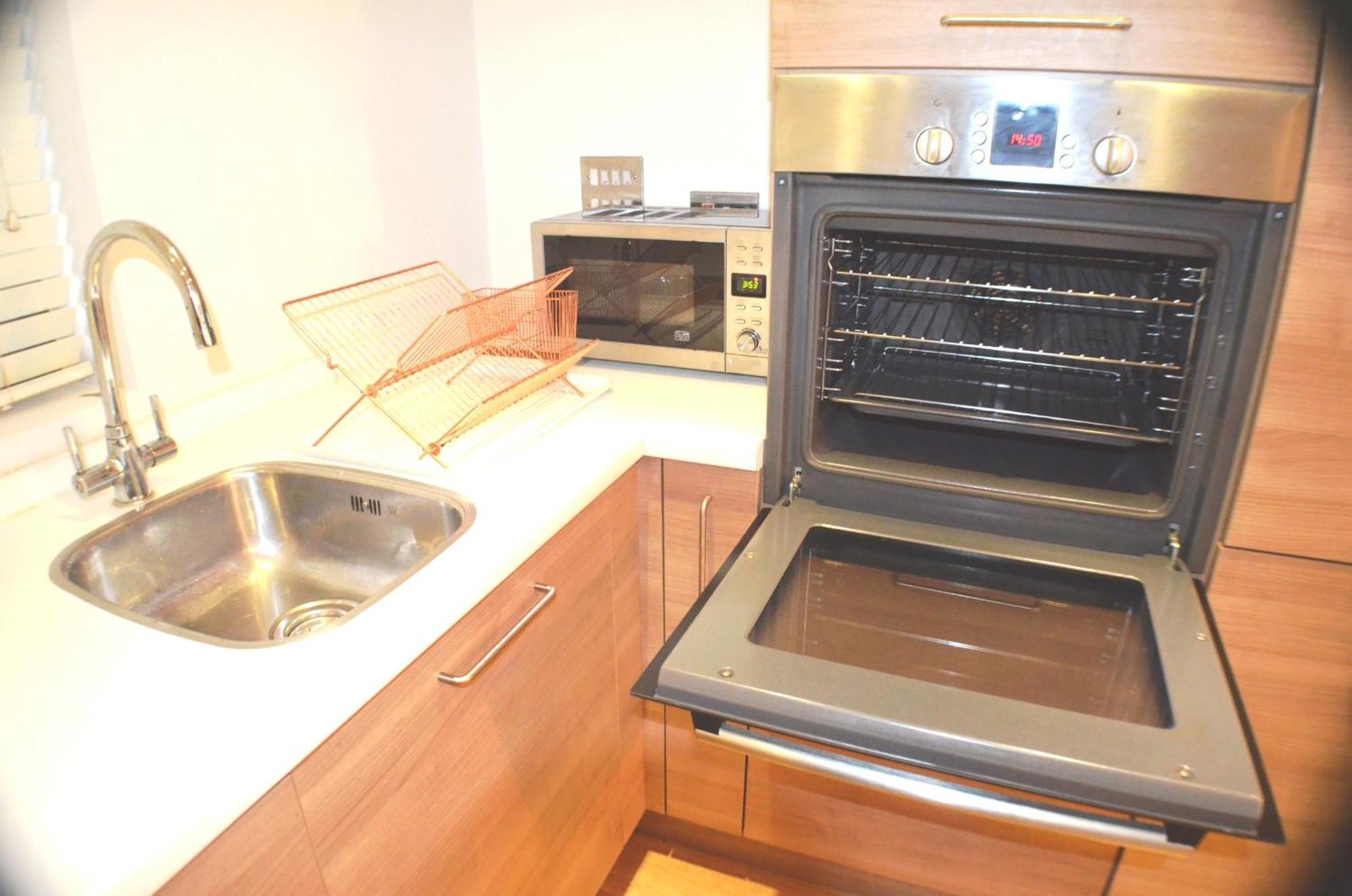 Brentwood Town Retreat - Large 2 Bedroom Apartment Kültér fotó